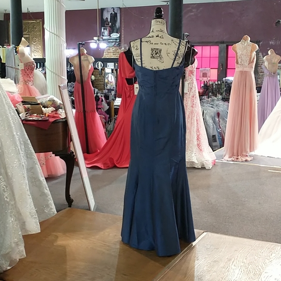 Formal dress - Picture 2 of 4